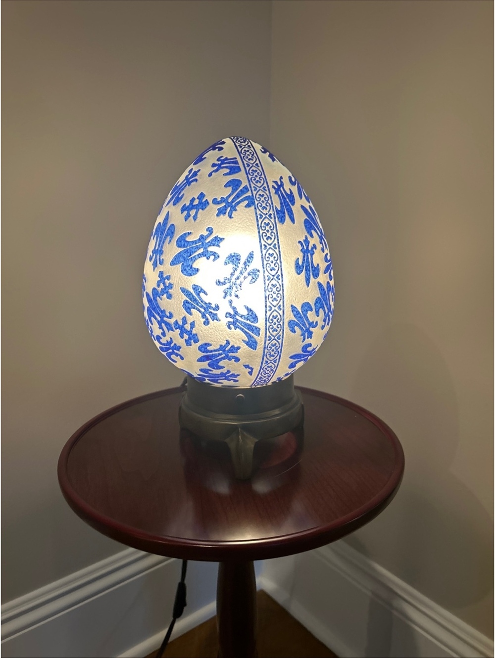 Vintage Egg Lamp with Cameo-Style Fleur-de-Lis Pattern